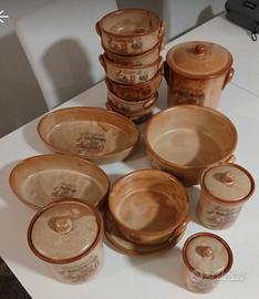 Set di stoviglie in coccio.