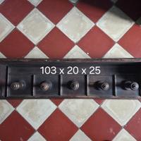 Attaccapanni in legno con mensola e 5 pomelli.