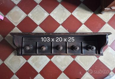 Attaccapanni in legno con mensola e 5 pomelli.