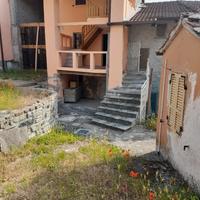 Casetta indipendente con portico e posto auto