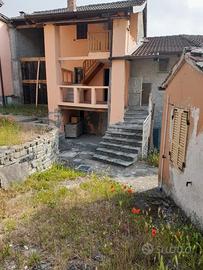 Casetta indipendente con portico e posto auto