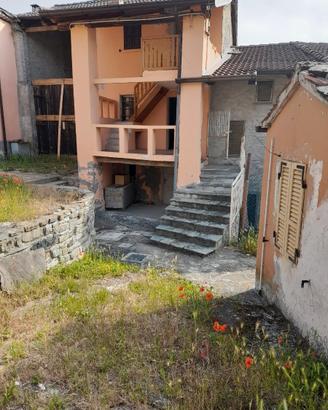 Casetta indipendente con portico e posto auto