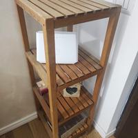 Scaffale in legno a ripiani