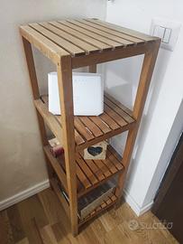 Scaffale in legno a ripiani