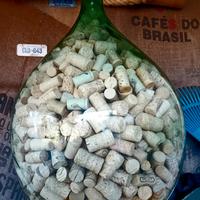 Damigiana piena tappi sughero