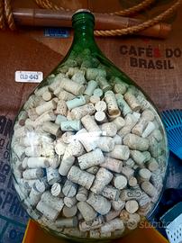 Damigiana piena tappi sughero