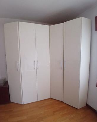 Armadio ad angolo bianco
