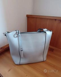 borsa donna argentata con pochette abbinata 