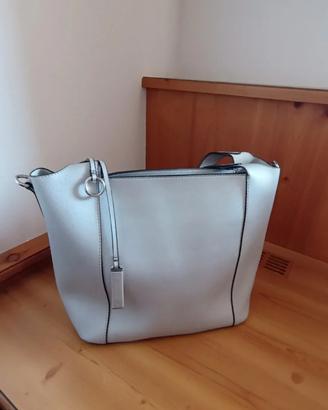 borsa donna argentata con pochette abbinata 