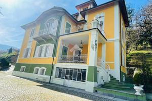 VILLA SINGOLA A LANZO TORINESE