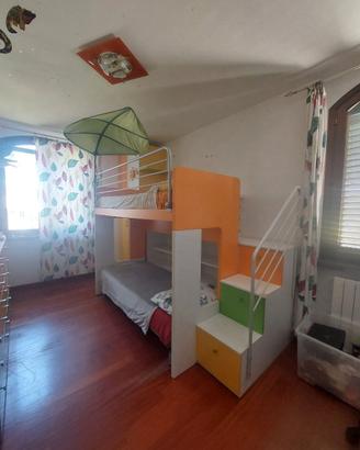 Cameretta bambini con letto soppalcato