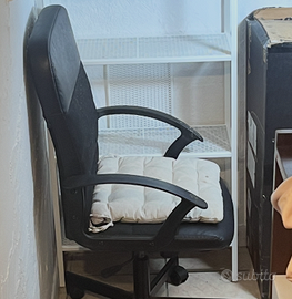 Sedia ufficio IKEA nera girevole con ruote