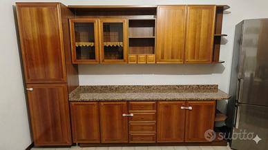 Cucina in Legno con Marmo granito