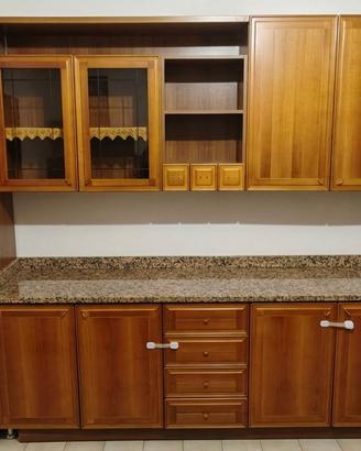 Cucina in Legno con Marmo granito