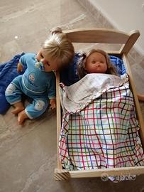 Bambolotti, lettini in legno e peluche