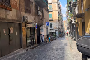 2 LOCALI A NAPOLI