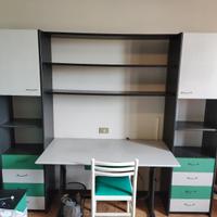 mobile libreria con tavolo e sedia 