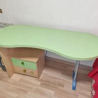 scrivania colore verde 