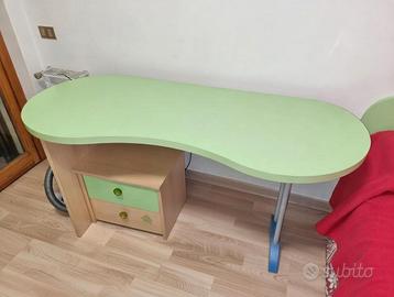 scrivania colore verde 