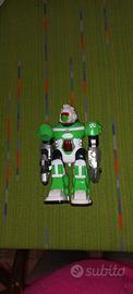 Robot di colore bianco e verde a batteria