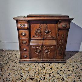 Macchina da cucire con mobile in legno