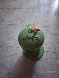 pattumiera in ferro colore verde con decorazioni 