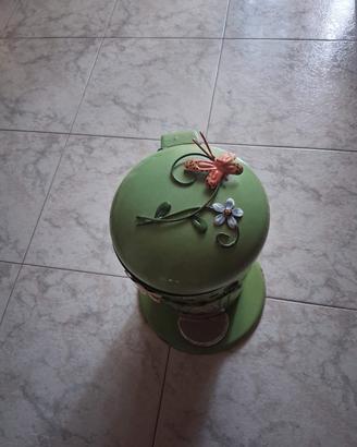 pattumiera in ferro colore verde con decorazioni 