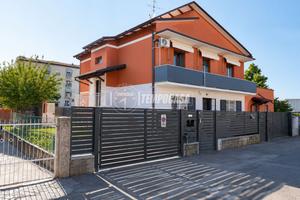 Quadrilocale con ingresso indipendente, giardino p