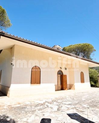 Villa in zona densamente popolata