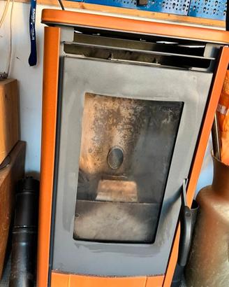 Stufa in ceramica a pellet Thermorossi 