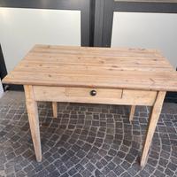 Vecchio tavolo cucina in larice