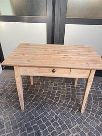Vecchio tavolo cucina in larice