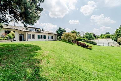 Villa di 1120 m² con più di 5 locali a Colverde