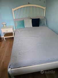 Letto matrimoniale materasso e comodino ikea