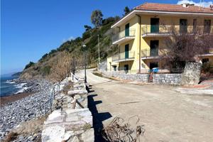 VILLA A SCHIERA A PISCIOTTA