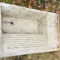 Lavabo in muratura con asse per lavare i panni