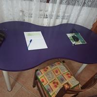 scrivania color viola Ikea gambe bianche