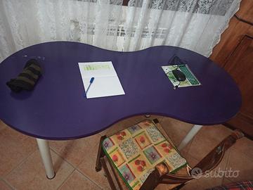 scrivania color viola Ikea gambe bianche