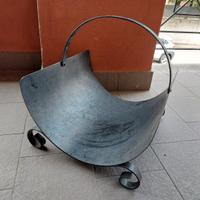 Portalegna in ferro battuto.