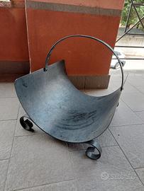 Portalegna in ferro battuto.