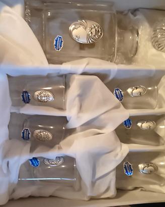 bottiglia grappa e bicchieri marchiati argento