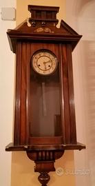 Orologio antico a pendolo