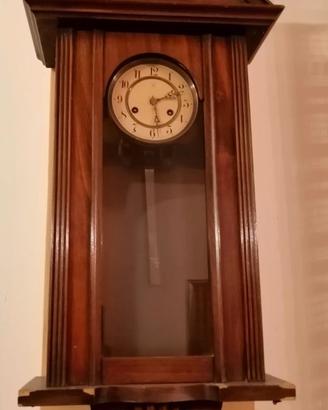 Orologio antico a pendolo