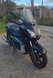 X-Max 250 scooter