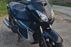 X-Max 250 scooter