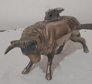 Accendino vintage a forma toro 1950