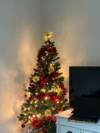 Albero di Natale completo di decorazioni e luci