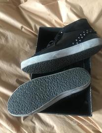 Sneakers CRIME 38 pelle nera con borchie, pulite