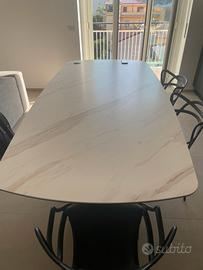 Tavolo design moderno effetto marmo, base nera