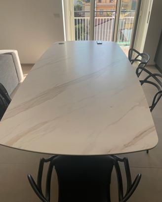 Tavolo design moderno effetto marmo, base nera